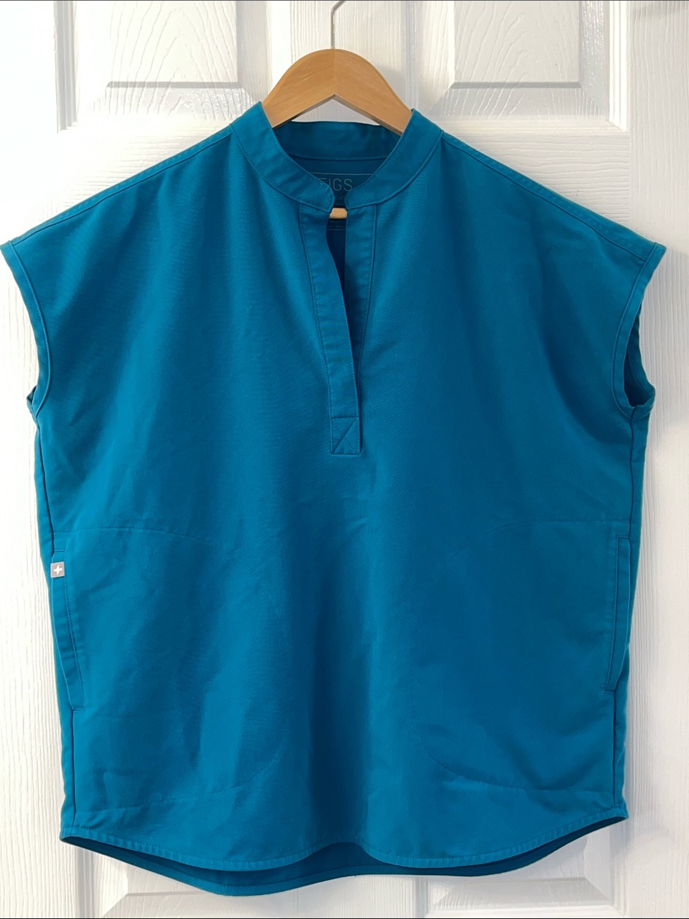 Figs Rafaela Scrub Top. Caribbean blue.